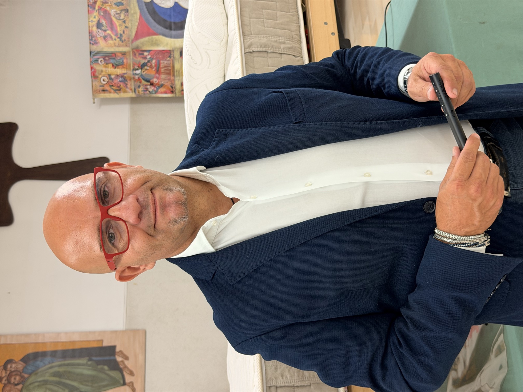 Mattia Caliendo, con gli occhiali rossi, nello spazio dedicato ai sistemi di riposo