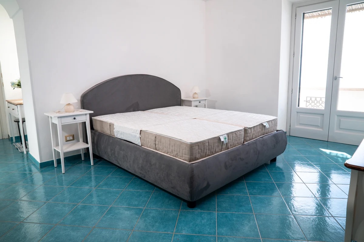 Sistema letto IPOH con due materassi, ambientato in camera